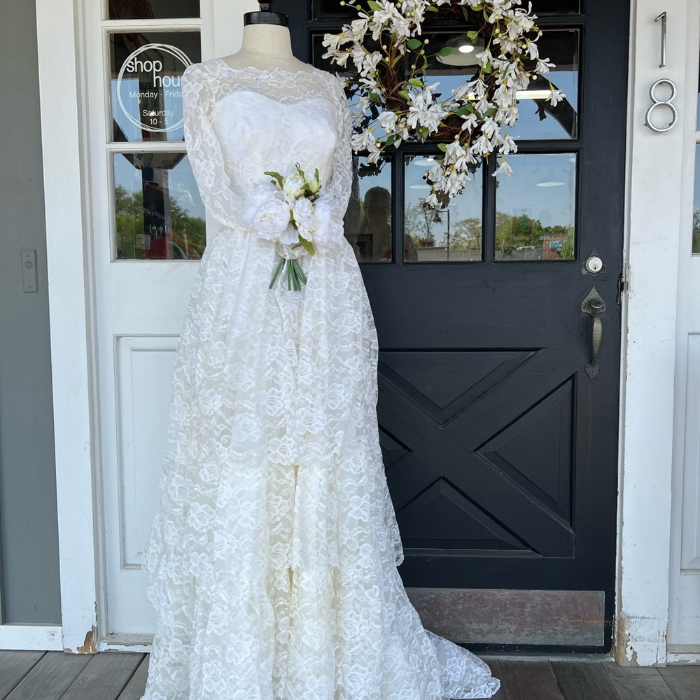 Vintage BRIDAL Originals Elegant White Lace Gown in a XS / S  from late 1970’s